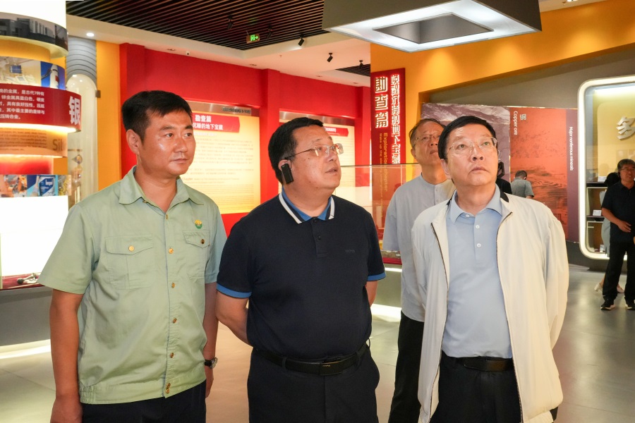 2024.06.23全國政協(xié)委員、 陜西省政協(xié)副主席、民建陜西省委會主委李忠民蒞臨金徽股份調(diào)研.jpg